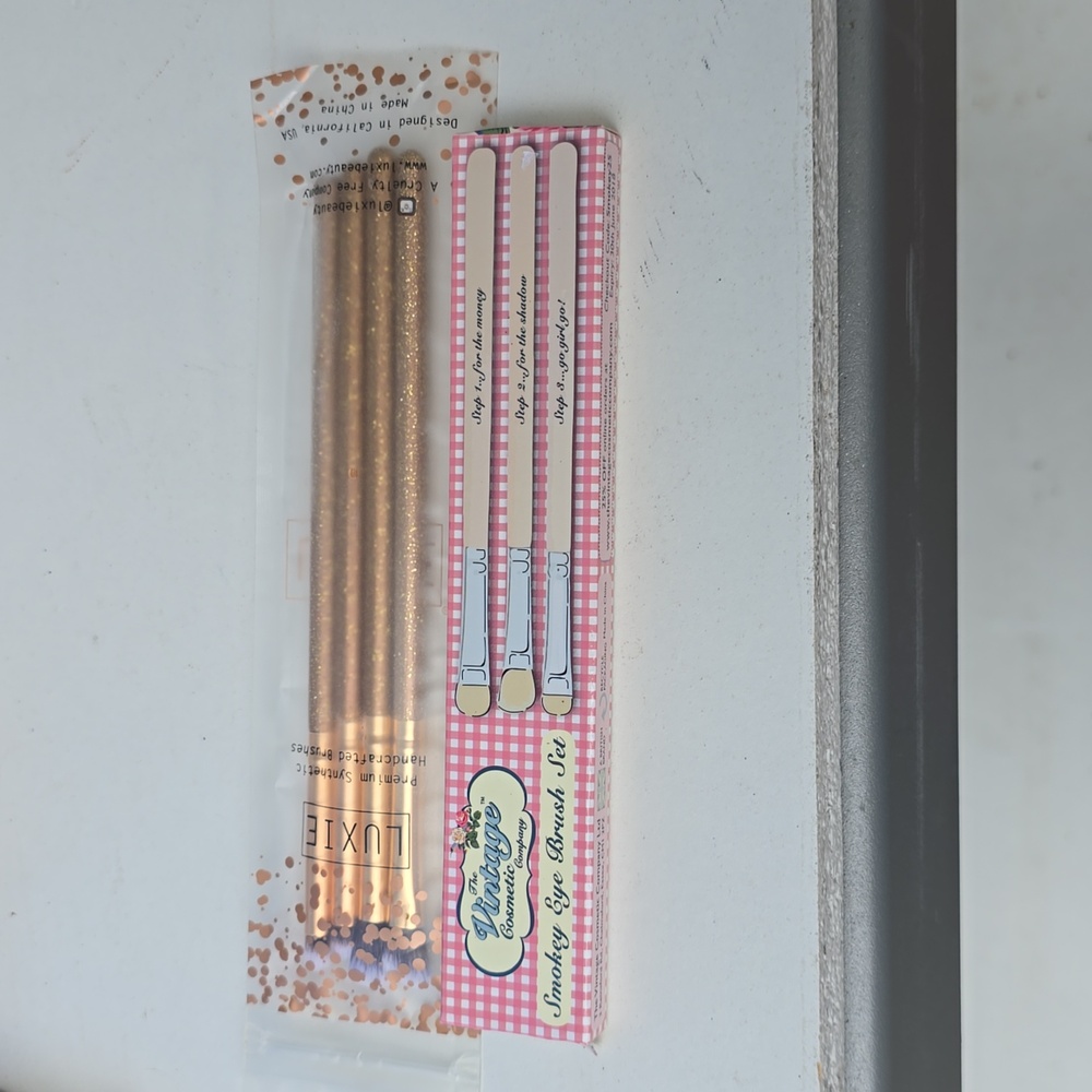 Eyeshadow brushes